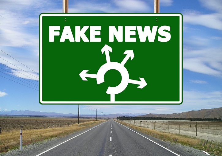 imagen carretera con señalización de fake news